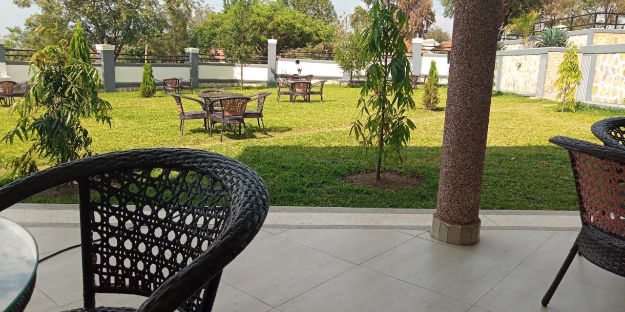 Eka Hoima Hotel Bagian luar foto