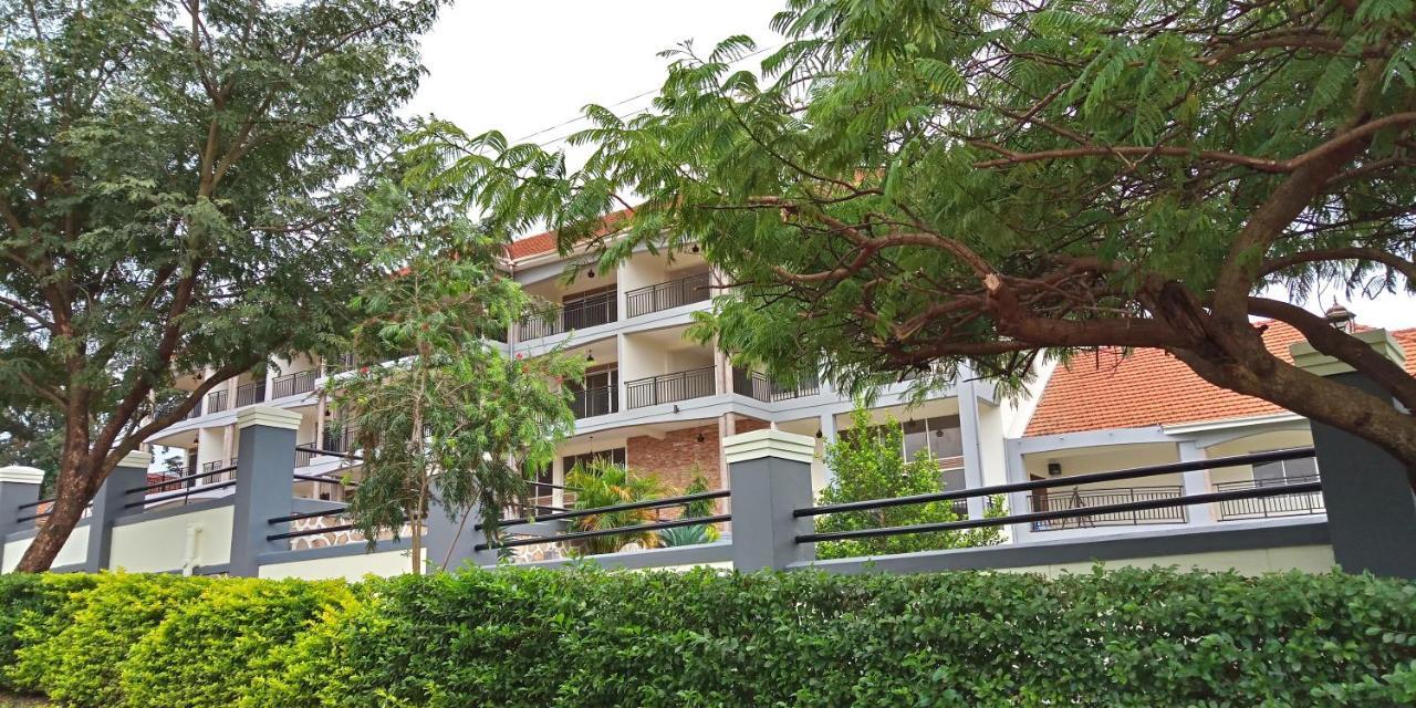 Eka Hoima Hotel Bagian luar foto