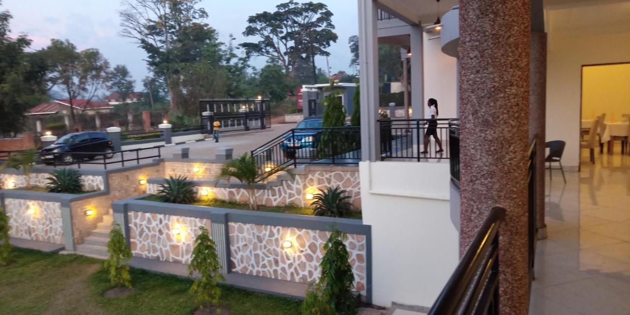 Eka Hoima Hotel Bagian luar foto