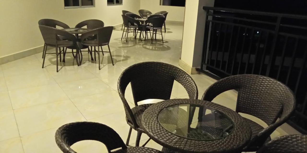 Eka Hoima Hotel Bagian luar foto
