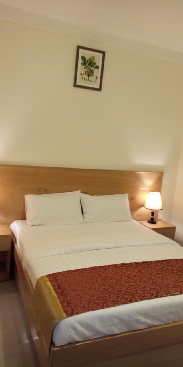 Eka Hoima Hotel Bagian luar foto