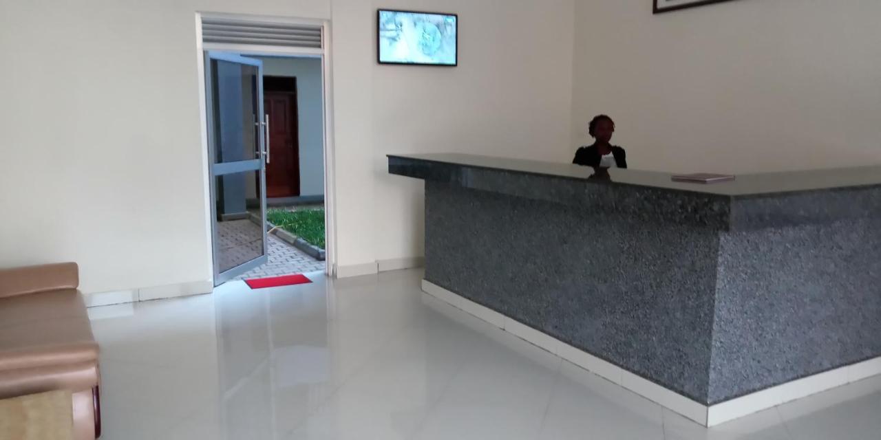 Eka Hoima Hotel Bagian luar foto