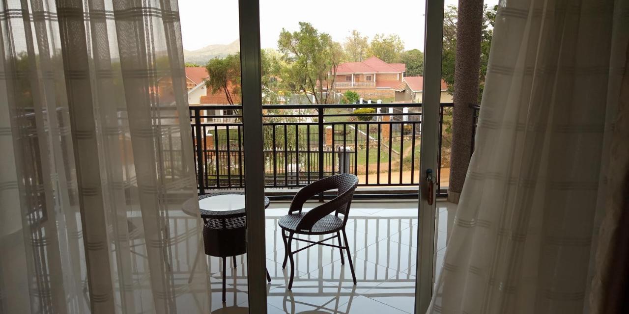 Eka Hoima Hotel Bagian luar foto