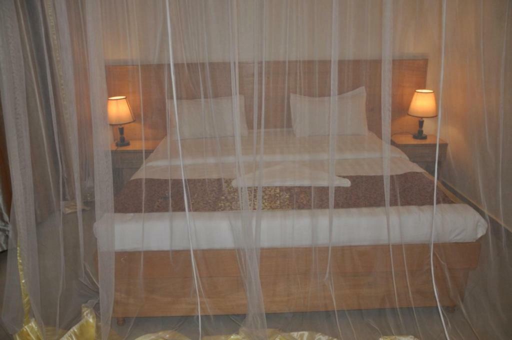 Eka Hoima Hotel Bagian luar foto