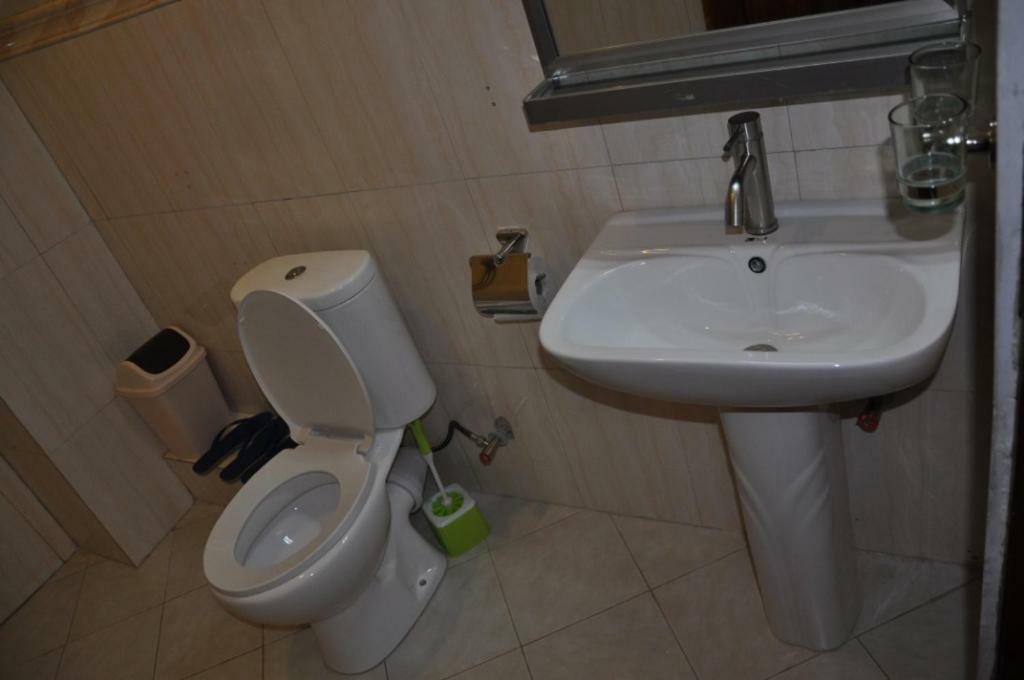 Eka Hoima Hotel Bagian luar foto