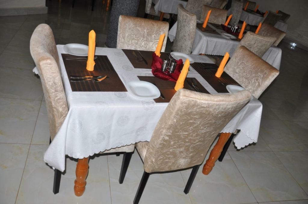 Eka Hoima Hotel Bagian luar foto