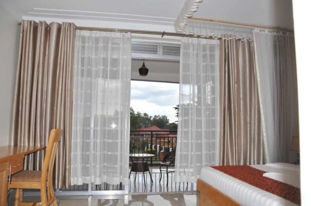 Eka Hoima Hotel Bagian luar foto