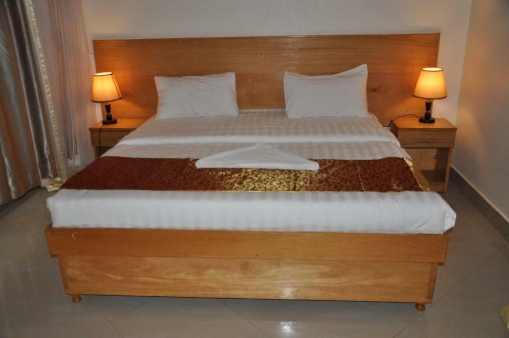 Eka Hoima Hotel Bagian luar foto