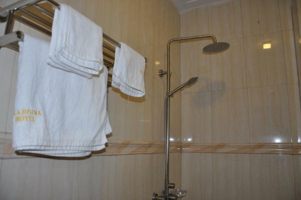 Eka Hoima Hotel Bagian luar foto